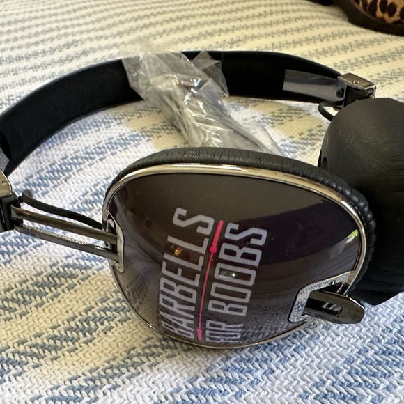 Skullcandy special edition CrossFit Barbells for Boobs headphones over ear - Picture 5 of 6